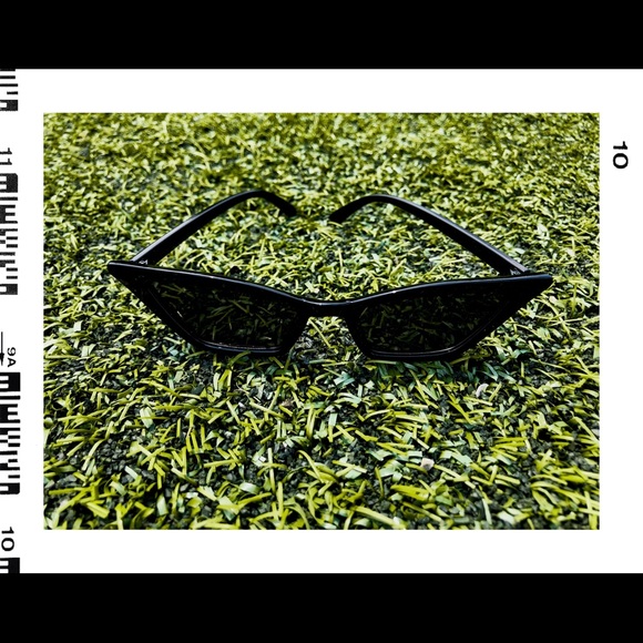 SOLD 🖤🕶 - Picture 2 of 3